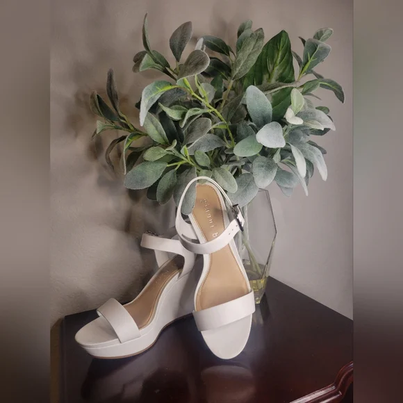 Gianni Bini White Wedge Shoes with Ankle Strap - Picture 2 of 3